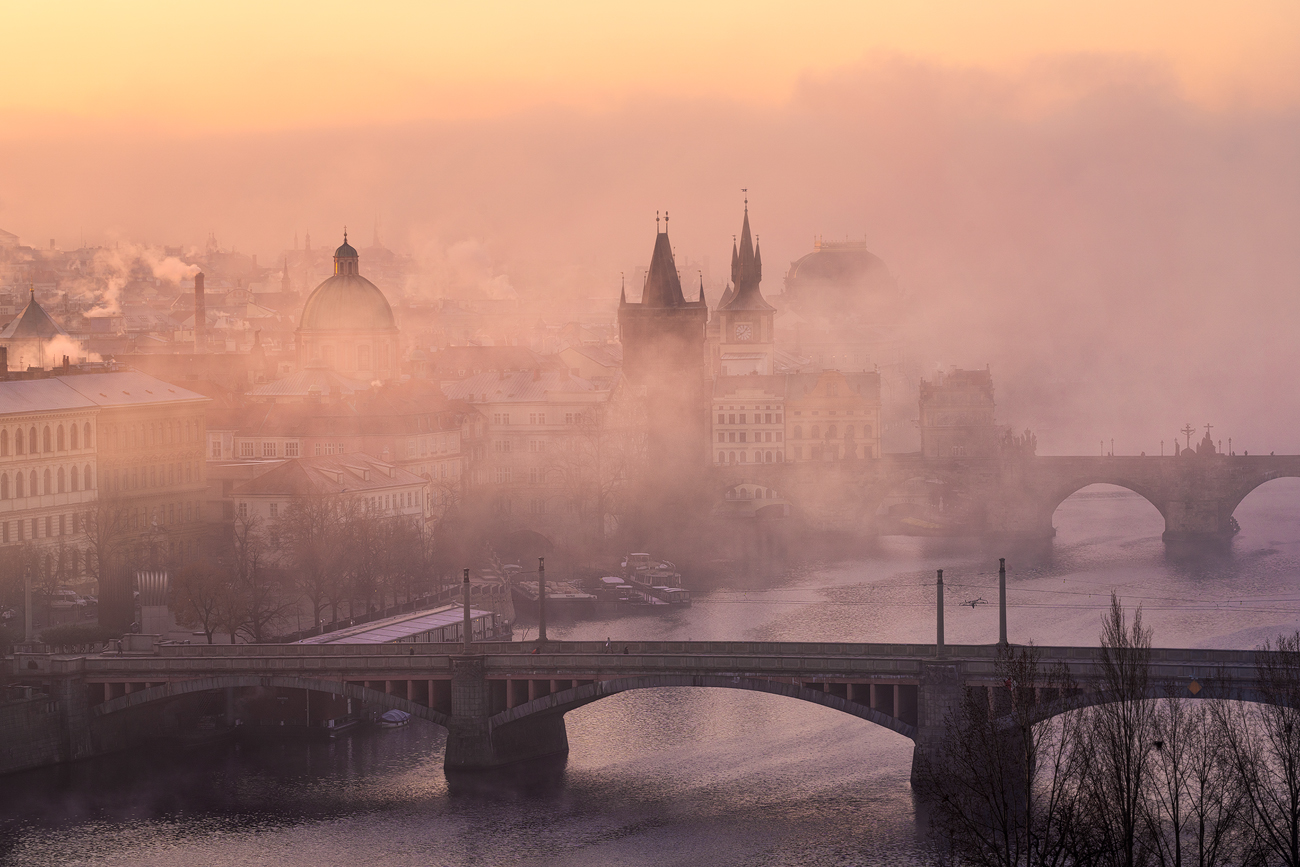 Pražské věže a mosty v mlze
